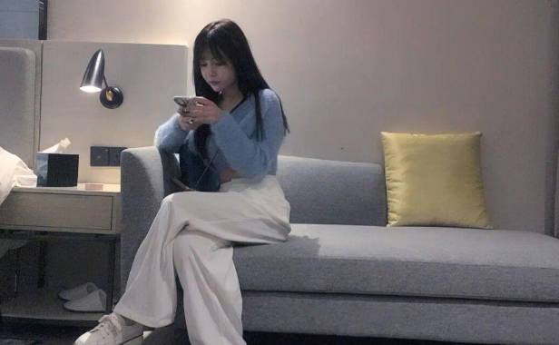 【小马探花】深夜紫色T恤马尾反差萝莉妹纸，舌吻摸逼先调调情，翘起屁股后入一下下撞击，站立后入猛操_学生妹_酒店真实偷拍